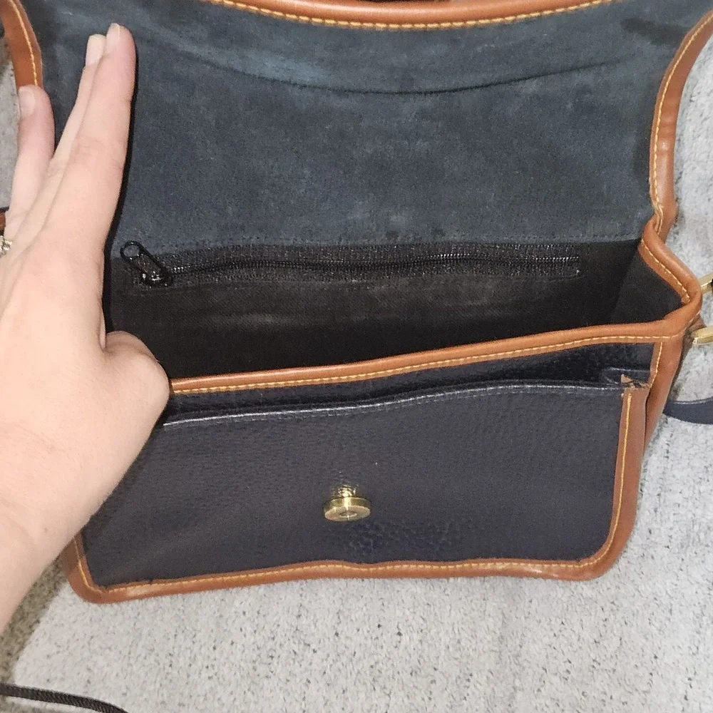 Dooney & Bourke Vintage All Weather Leather Crossbody Bag Navy‎ Blue Tan Trim - Picture 6 of 9